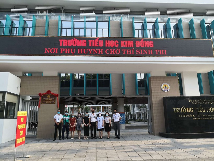 Các thầy cô giáo sẵn sàng hỗ trợ phụ huynh tại điểm chờ thi Trường Tiểu học Kim Đồng (quận Ba Đình, Hà Nội).