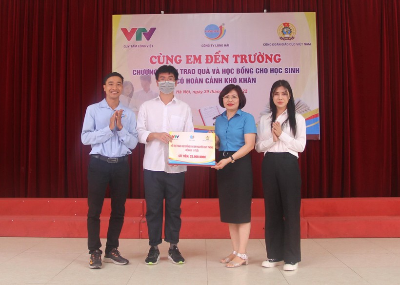 Bà Đặng Hoàng Anh- Phó Chủ tịch Công đoàn Giáo dục Việt Nam trao học bổng cho em Nguyễn Duy Phong.