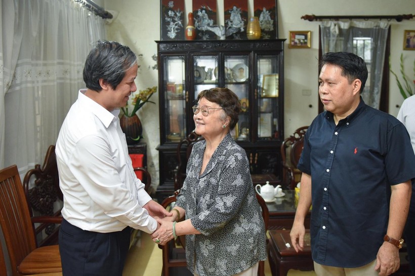 Bộ trưởng Nguyễn Kim Sơn thăm gia đình cố giáo sư Nguyễn Đình Tứ.