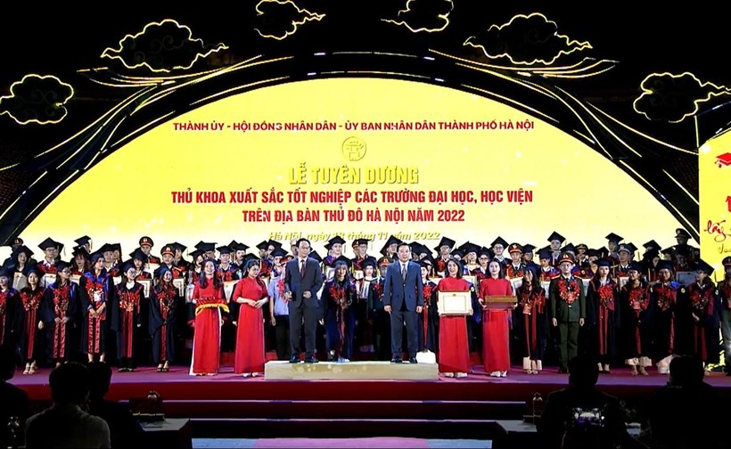 Hà Nội tuyên dương thủ khoa xuất sắc tốt nghiệp các trường đại học ảnh 2