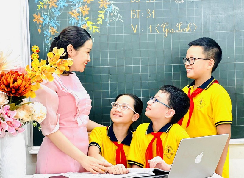 Cô Trang và học sinh Trường Tiểu học Bà Triệu