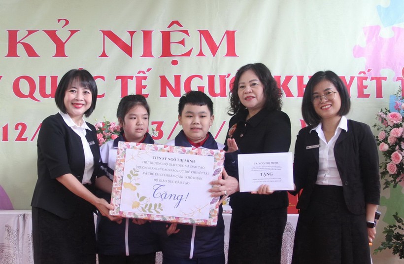 Thứ trưởng Ngô Thị Minh tặng quà cho học sinh Trường Tiểu học Bình Minh