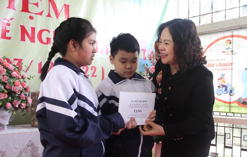 Thứ trưởng Ngô Thị Minh thăm và động viên học sinh khối giáo dục đặc biệt  ảnh 2