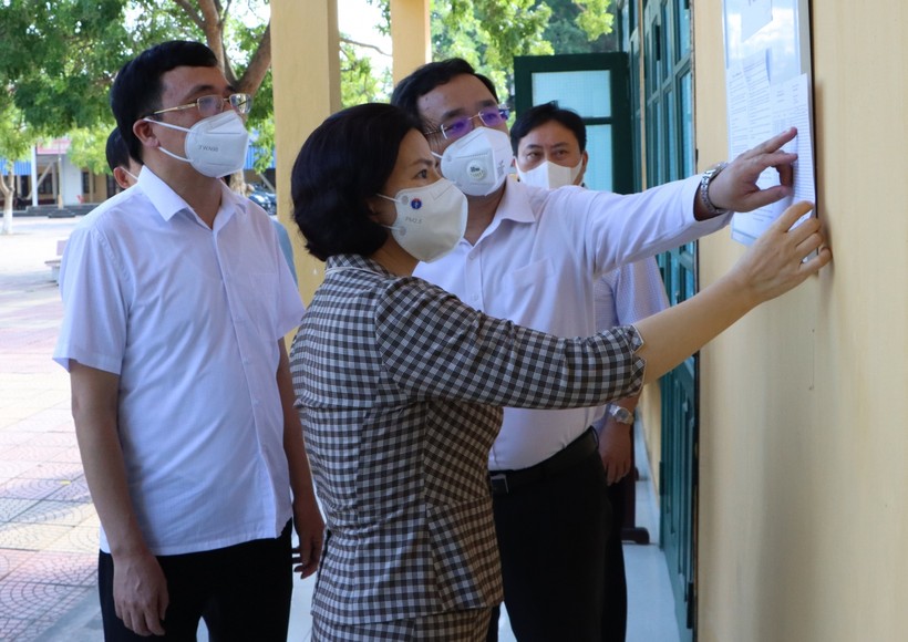 Chủ tịch UBND tỉnh Bắc Ninh kiểm tra việc niêm yết danh sách thí sinh dự thi.