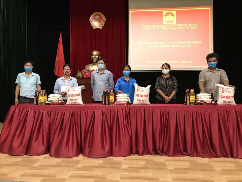 Ủy ban MTTQ Việt Nam TP Hà Nội trao suất quà đến hộ nghèo trên địa bàn TP.