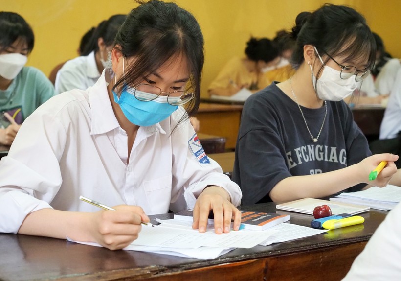 Học sinh lớp 12 trường THPT Tân Yên số 1 tích cực ôn tập chuẩn bị cho kỳ thi tốt nghiệp THPT.