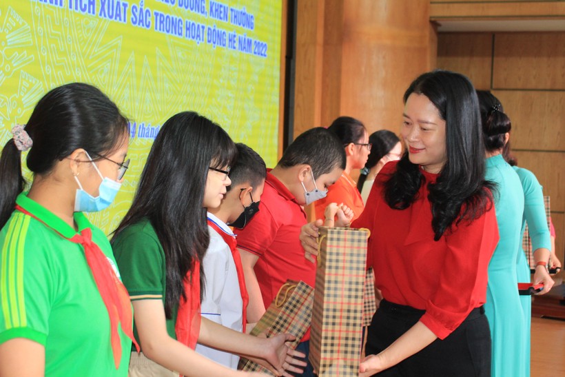 Bà Phạm Thị Diễm - Phó Chủ tịch UBND quận Ba Đình tặng quà cho học sinh.