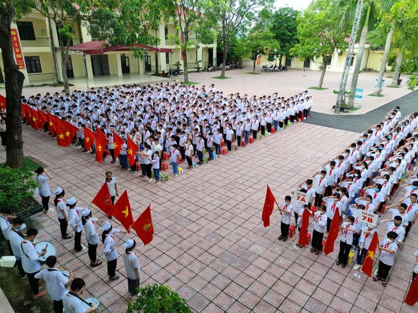 Học sinh trên địa bàn huyện Việt Yên tựu trường.