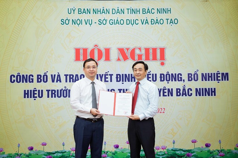 Ông Nguyễn Thế Sơn - Giám đốc Sở GD&ĐT (bên trái) trao quyết định và chúc mừng tân Hiệu trưởng trường THPT Chuyên Bắc Ninh Hà Huy Phương.