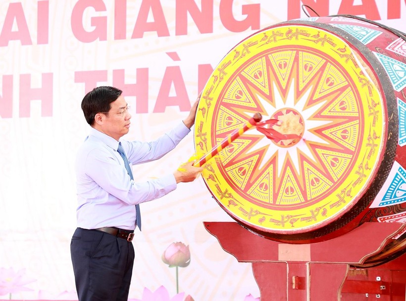 Bí thư Tỉnh ủy Bắc Giang đánh trống khai giảng năm học mới (Ảnh Cổng TTĐT BG).