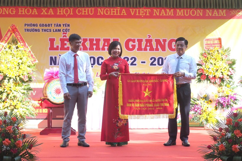 Bí thư Tỉnh ủy Bắc Giang - Dương Văn Thái trao Cờ thi đua của UBND tỉnh Bắc Giang cho Trường THCS Lam Cốt
