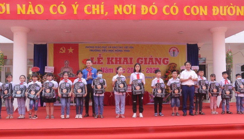 Lãnh đạo huyện Việt Yên và Tỉnh đoàn Bắc Giang trao quà cho học sinh nhân ngày khai giảng năm học mới.