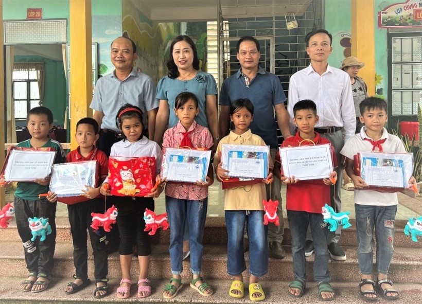 Đoàn thiện nguyện tặng quà cho học sinh trường Tiểu học Xuân Lương.