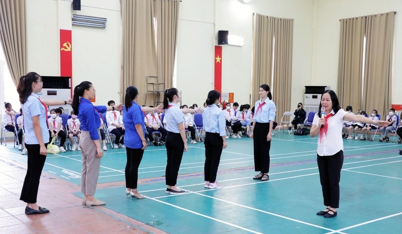 Hướng dẫn nghi thức Đội TNTP Hồ Chí Minh tại lớp tập huấn.
