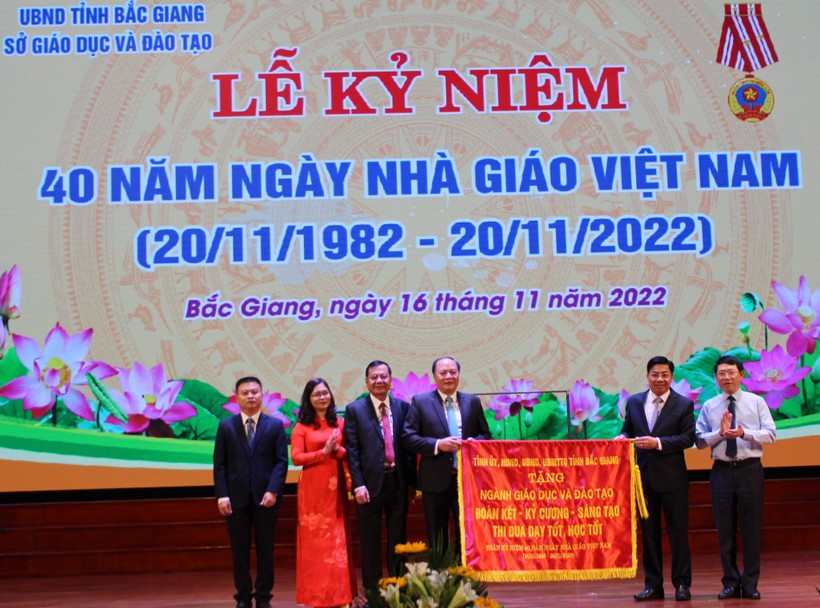 Bắc Giang kỷ niệm ngày Nhà giáo Việt Nam và đón nhận Cờ thi đua của Bộ GD&ĐT ảnh 2
