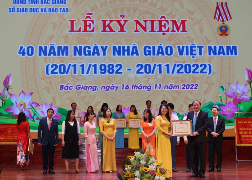 Bắc Giang kỷ niệm ngày Nhà giáo Việt Nam và đón nhận Cờ thi đua của Bộ GD&ĐT ảnh 4