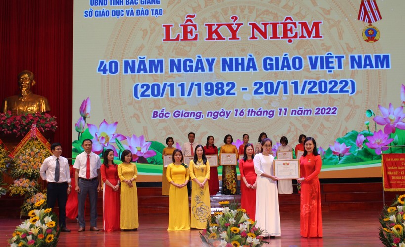 Bắc Giang kỷ niệm ngày Nhà giáo Việt Nam và đón nhận Cờ thi đua của Bộ GD&ĐT ảnh 5
