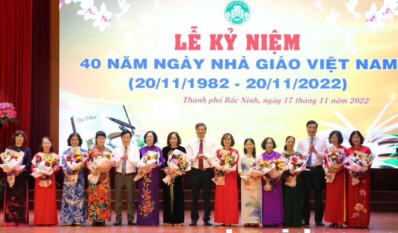 Phòng GD&ĐT TP Bắc Ninh đón nhận Huân chương Độc lập Hạng Ba ảnh 1