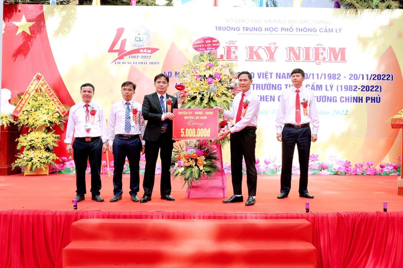 Trường THPT Cẩm Lý (Bắc Giang) đón nhận Bằng khen của Thủ tướng Chính phủ ảnh 1