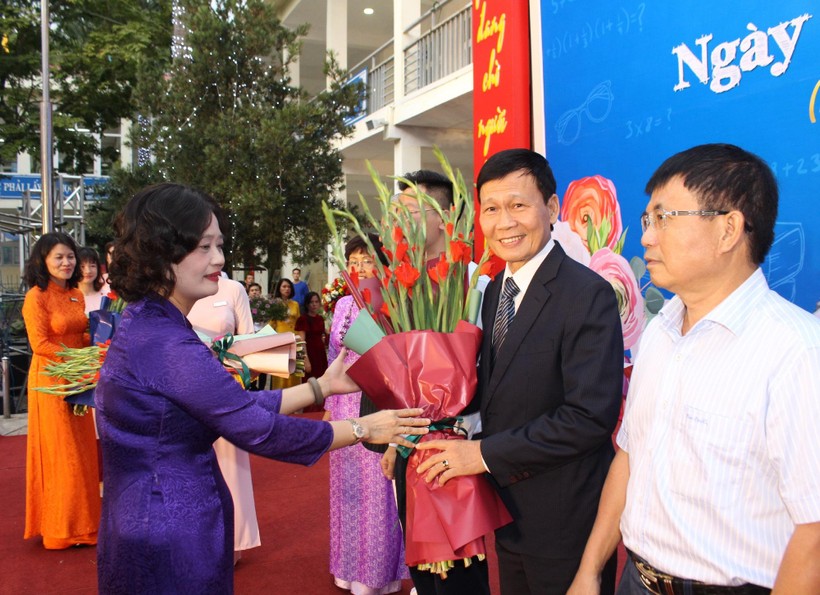 Cô Tô Thị Hải Yến tặng hoa tri ân các thế hệ lãnh đạo phòng GD&ĐT.