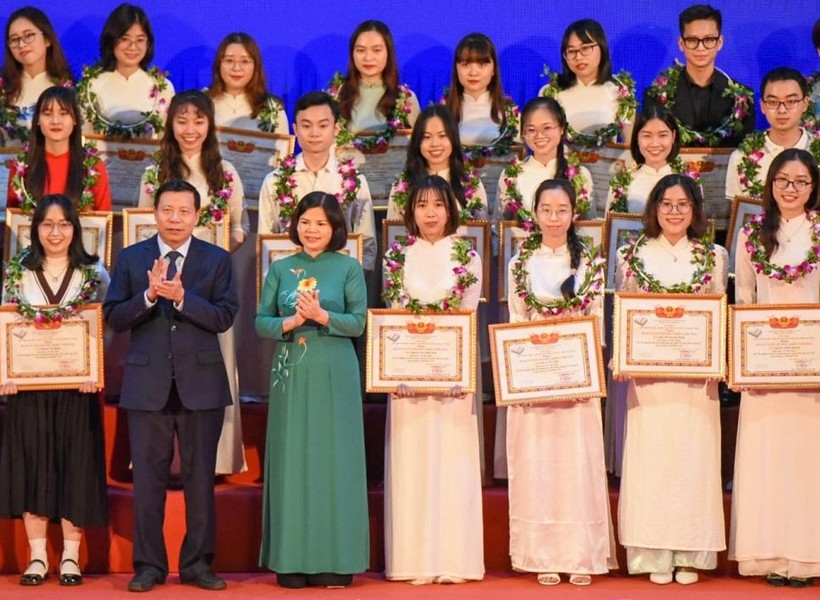 Bắc Ninh trao thưởng khuyến học, khuyến tài cho gần 600 thầy trò tiêu biểu ảnh 2