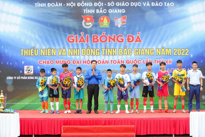 Ông Giáp Xuân Cảnh, Phó Bí Tỉnh đoàn, Chủ tịch Hội đồng Đội tỉnh Bắc Giang, trưởng Ban Tổ chức giải tặng hoa chúc đại diện các đội thi đấu.