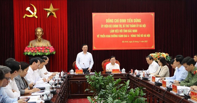 Bí thư Thành ủy Hà Nội - Đinh Tiến Dũng phát biểu tại buổi làm việc. 