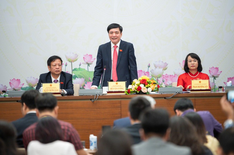 Tổng Thư ký Quốc hội Bùi Văn Cường trao đổi tại buổi họp báo - chiều 15/11.