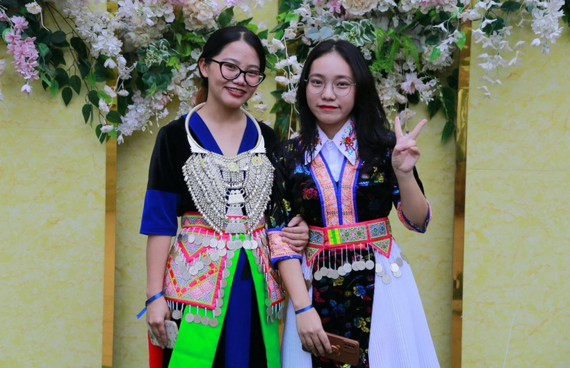 Nữ sinh dân tộc Mông quyết tâm xuống núi học đại học để thay đổi cuộc đời ảnh 3