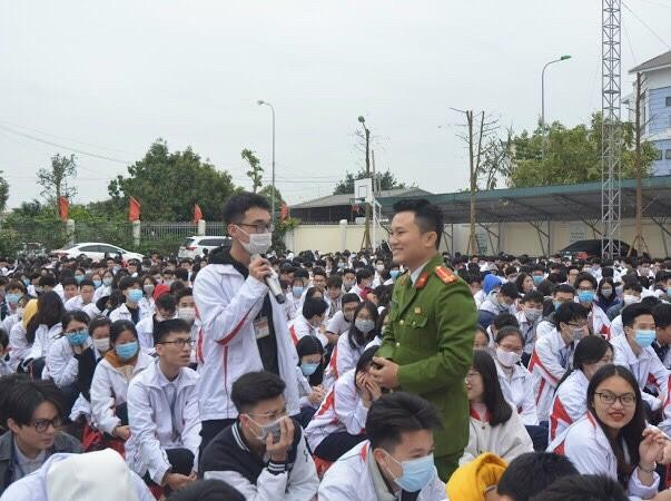 Trường THPT Xuân Phương mời Công an quận Nam Từ Liêm về hướng dẫn cho học sinh các kiến thức phòng chống tệ nạn xã hội. Ảnh NTCC.