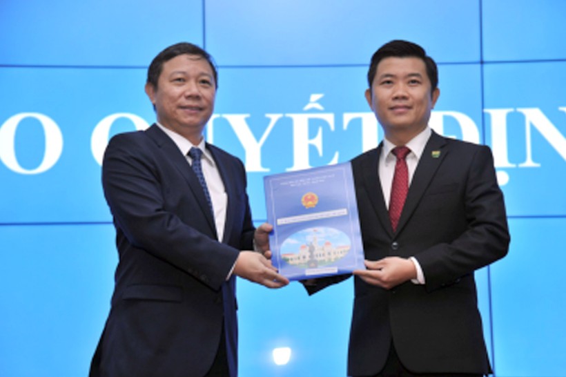 Ông Dương Anh Đức (Phó Chủ tịch UBND TPHCM, trái) trao quyết định Phụ trách trường cho PGS.TS Nguyễn Thanh Hiệp vào tháng 3/2021.