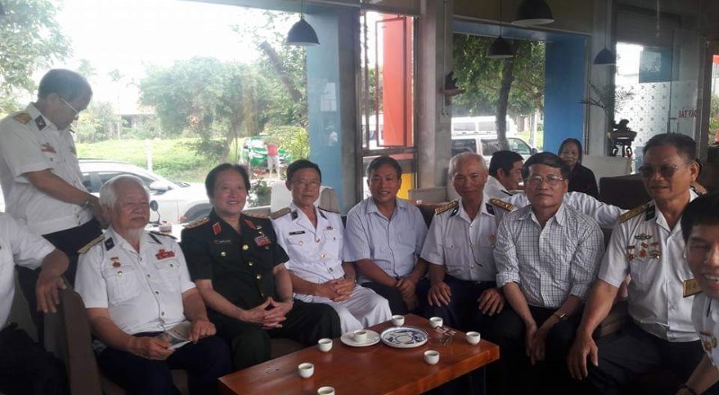 Nhà văn Lê Hoài Nam (thứ 3 từ phải sang) và các cựu chiến binh.