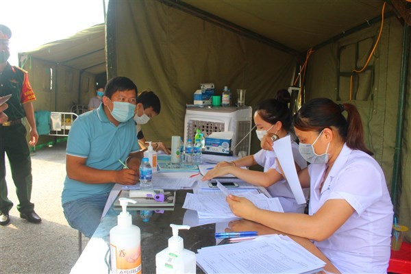 Người dân qua chốt kiểm soát dịch bệnh thực hiện khai báo y tế.