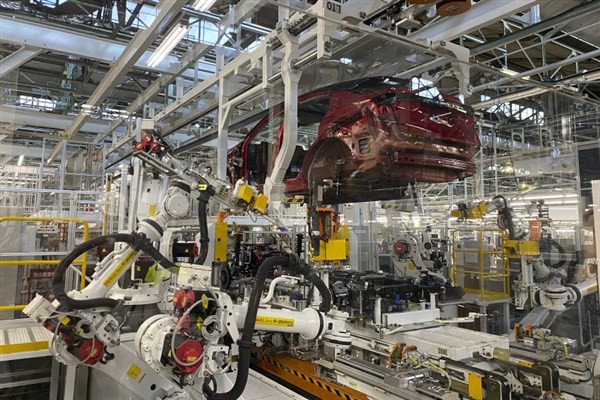 Nhà máy thông minh của Nissan sử dụng toàn robot