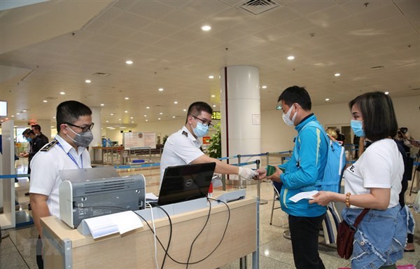 Ngoài kiểm tra an ninh thì việc kiểm tra dịch tễ hành khách tại các sân bay cũng được tăng cường khi mở cửa lại. 