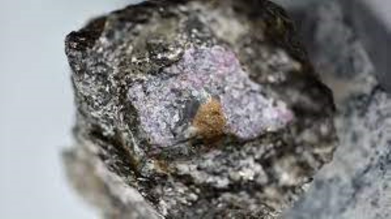 Dấu vết sự sống bên trong viên ruby 2,5 tỷ năm tuổi