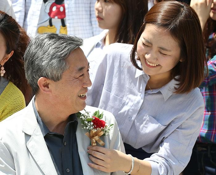 Học trò cũ tặng thầy giáo hoa cẩm chướng trong Ngày Nhà giáo Hàn Quốc.