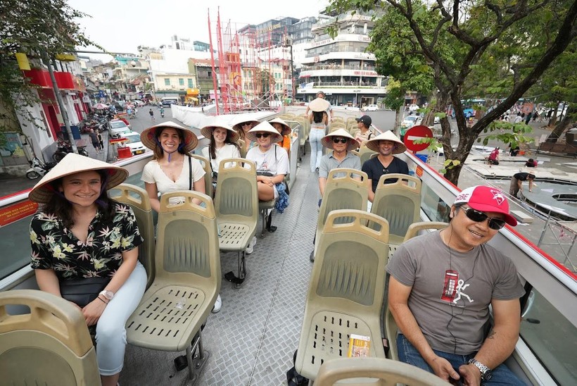 Doanh nghiệp lữ hành Úc trải nghiệm xe buýt 2 tầng tại Hà Nội.
