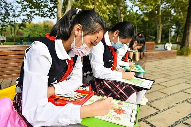 Học sinh Trung Quốc quan sát thiên nhiên.