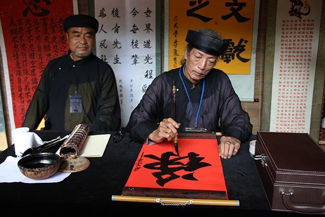 Hoạt động cho chữ tại triển lãm và liên hoan thư pháp 'Thăng Long - Hà Nội'.