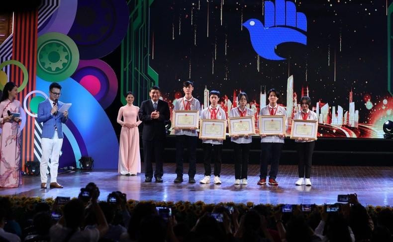 Nhóm tác giả đoạt giải Đặc biệt Cuộc thi Sáng tạo thanh, thiếu niên, nhi đồng toàn quốc.