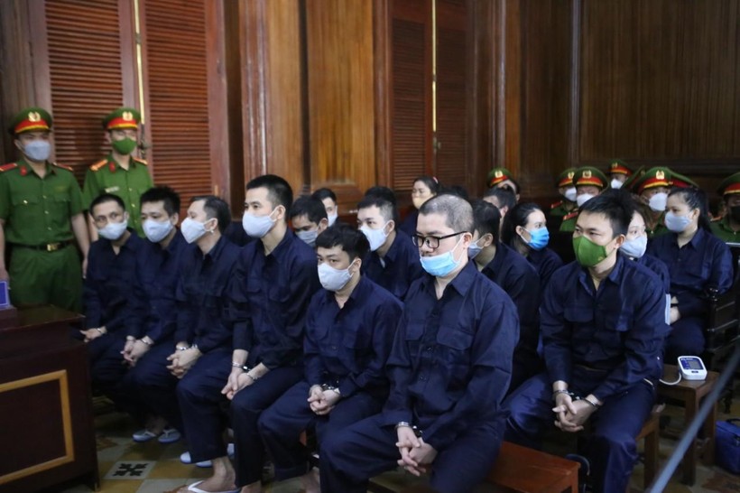 Nguyễn Thái Luyện và các đồng phạm tại tòa.