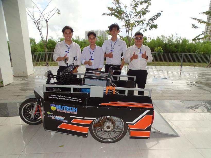 Xe điện tự nâng hạ của nhóm sinh viên.
