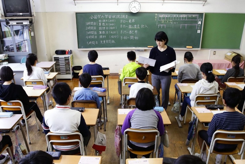 Học sinh Nhật Bản học thêm để thi vào trường tư.