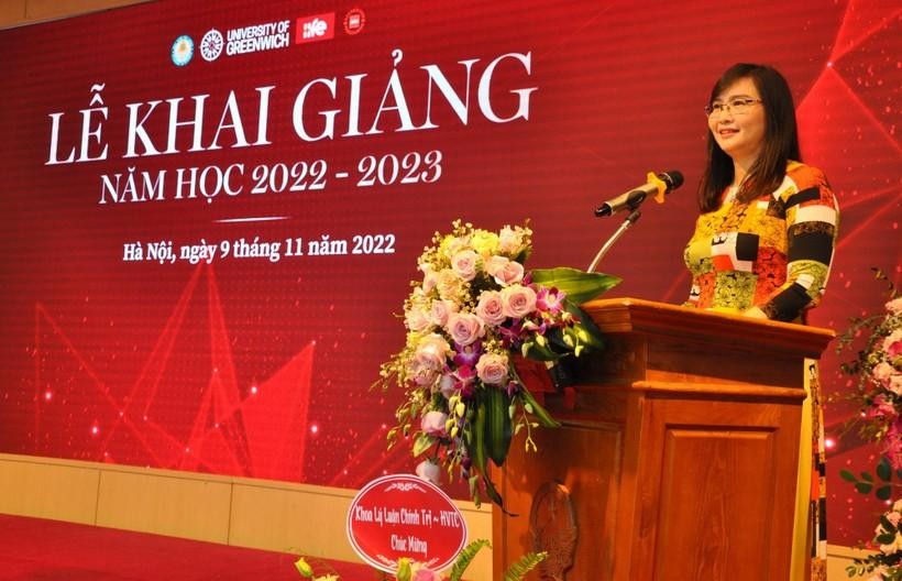 TS Trịnh Thanh Huyền báo cáo tại buổi lễ khai giảng.