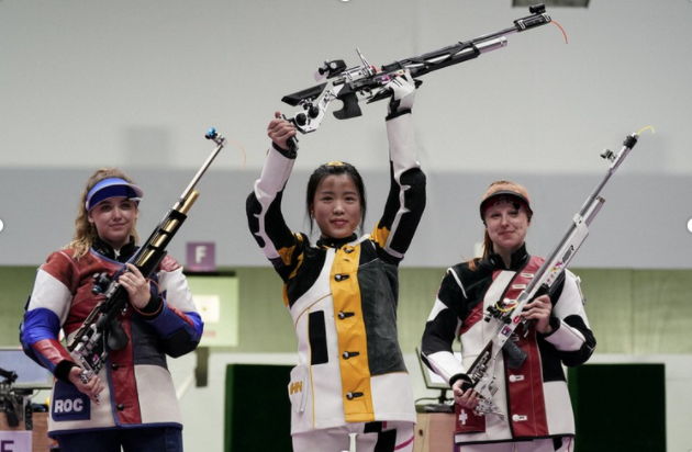 Xạ thủ Trung Quốc Yang Qian (giữa) là người giành được HCV đầu tiên tại Olympic Tokyo 2020.