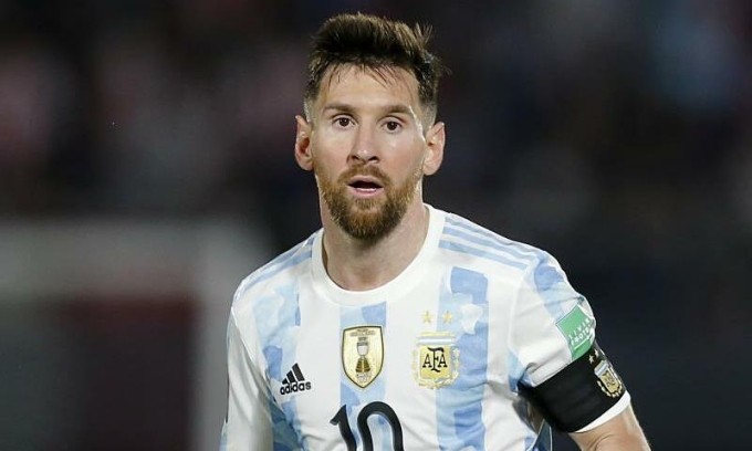 Messi đã phải nén đau thi đấu thời gian qua.
