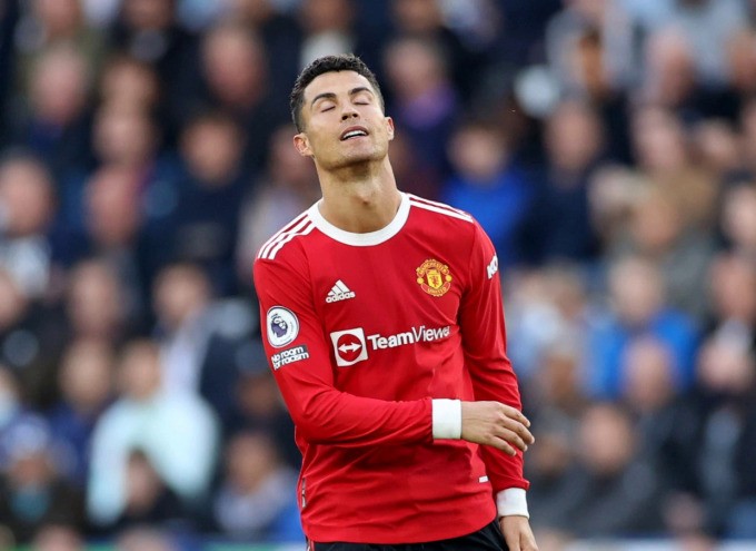 Ronaldo thất vọng khi Man Utd thua ngược Leicester 2-4 tối 16/10.