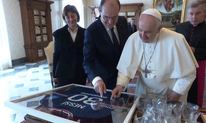 Chiếc áo đấu số 30 của Messi được Thủ tướng Pháp tặng Giáo hoàng hôm 18/10.
