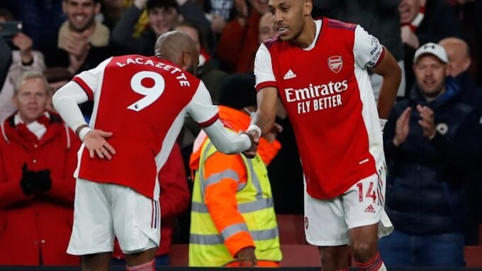 Lacazette và Aubameyang mừng bàn thắng của Arsenal